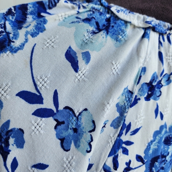 Papermoon Woman’s Blouse Blue White Rose Floral Short Sleeve Rayon Tie Sz M - Picture 4 of 11
